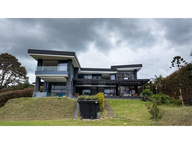 Casa de 3 alcobas en venta en Las Palmas, Medellín, 495 m² · foto 2 de 24