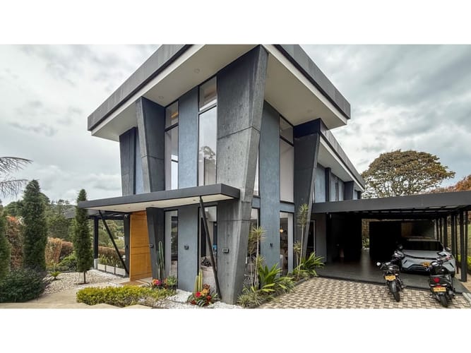 Casa de 3 alcobas en venta en Las Palmas, Medellín, 495 m² · foto 3 de 24