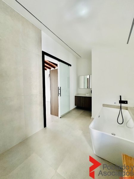 Casa en arriendo en El Poblado, Medellín · foto 10 de 19