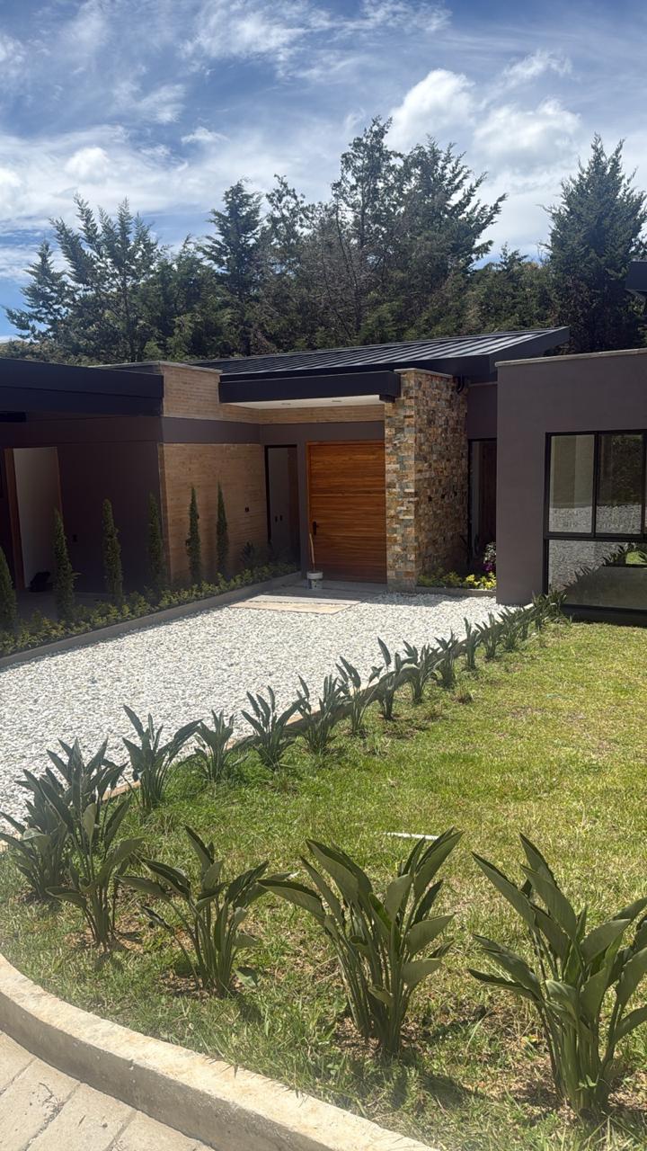 Casa en arriendo en El Carmen de Viboral · foto 2 de 18