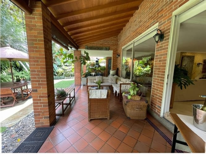 Casa de 4 alcobas en venta en Loma Benedictinos, Medellín, 350 m² · foto 2 de 13