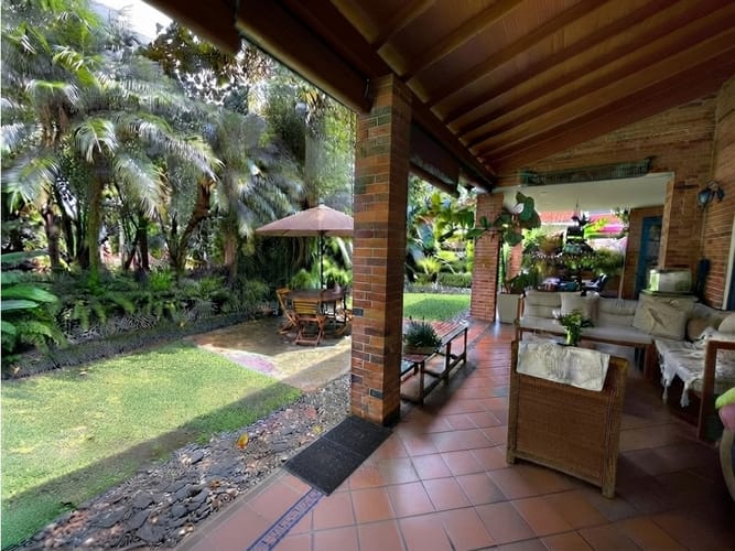 Casa de 4 alcobas en venta en Loma Benedictinos, Medellín, 350 m² · foto 3 de 13