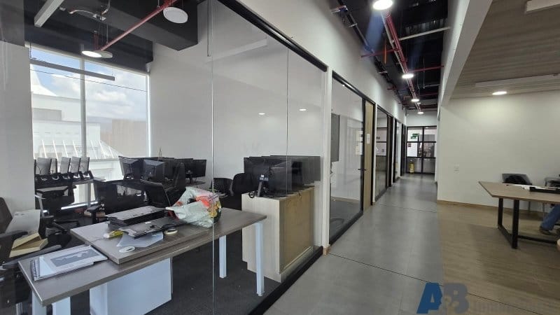 Oficina en arriendo en El Diamante No. 2, Medellín, 390 m² · foto 2 de 14