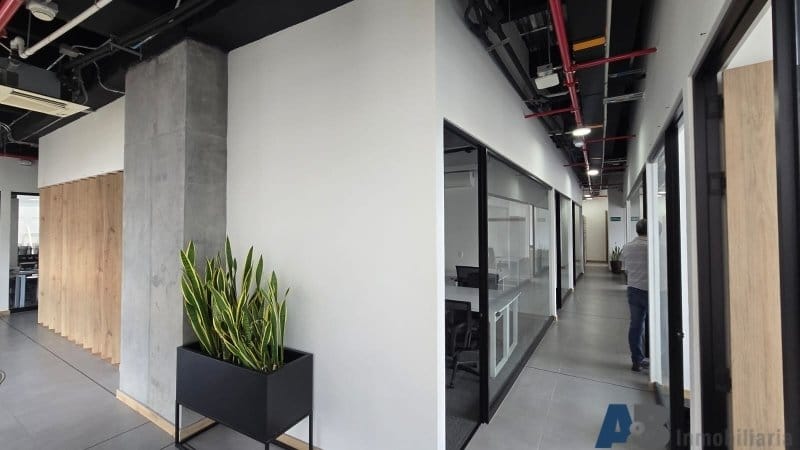 Oficina en arriendo en El Diamante No. 2, Medellín, 390 m² · foto 3 de 14