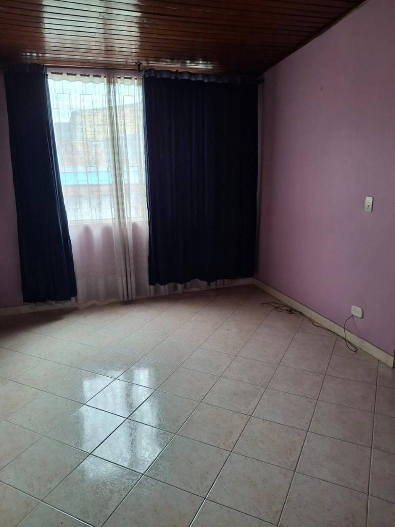 Casa en venta en Normandia, Bogotá · foto 2 de 14