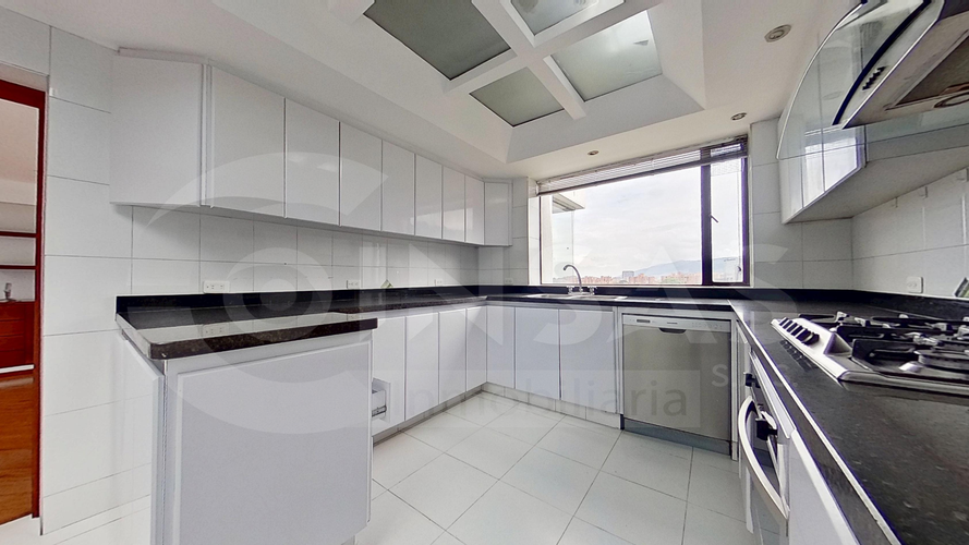 Apartamento de 3 alcobas en venta en Santa Barbara Central, Bogotá, 273 m² · foto 12 de 24