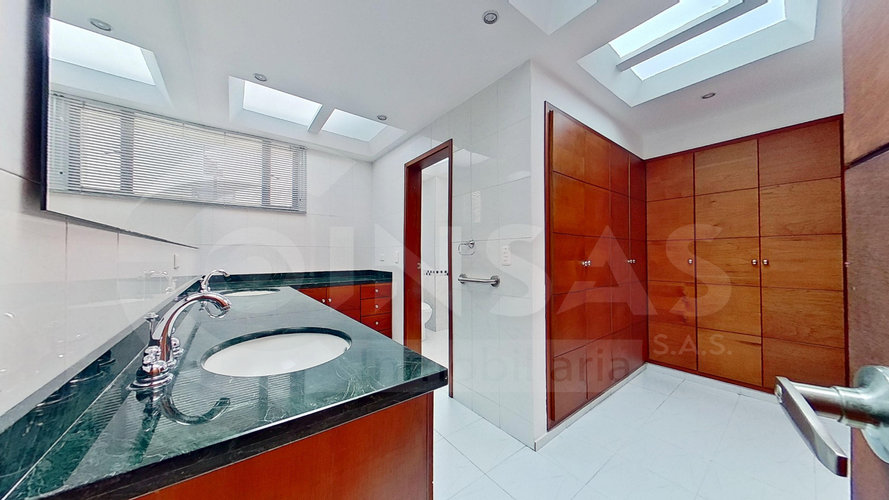 Apartamento de 3 alcobas en venta en Santa Barbara Central, Bogotá, 273 m² · foto 22 de 24