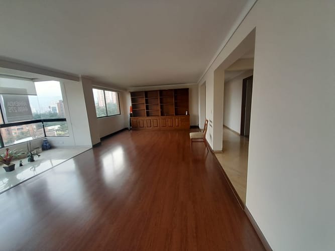 Apartamento de 3 alcobas en arriendo en Los Balsos, Medellín, 200 m² · foto 2 de 12