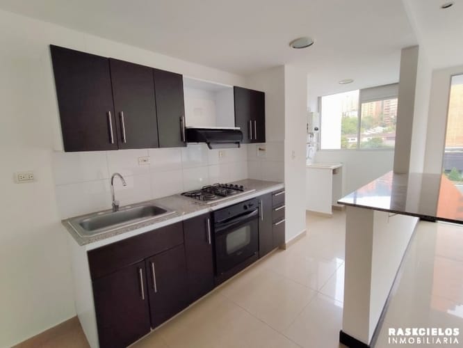 Apartaestudio en arriendo en Los Balsos, Medellín, 65 m² · foto 2 de 11