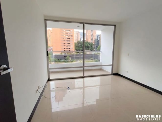 Apartaestudio en arriendo en Los Balsos, Medellín, 65 m² · foto 5 de 11