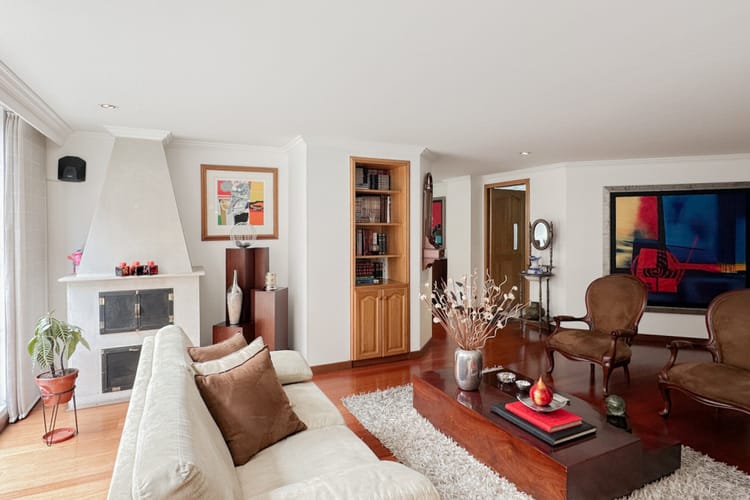 Apartamento de 3 alcobas en venta en Santa Barbara Occidental, Bogotá, 238 m² · foto 2 de 24