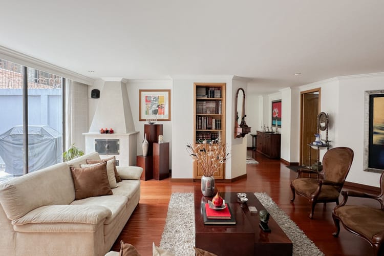 Apartamento de 3 alcobas en venta en Santa Barbara Occidental, Bogotá, 238 m² · foto 3 de 24