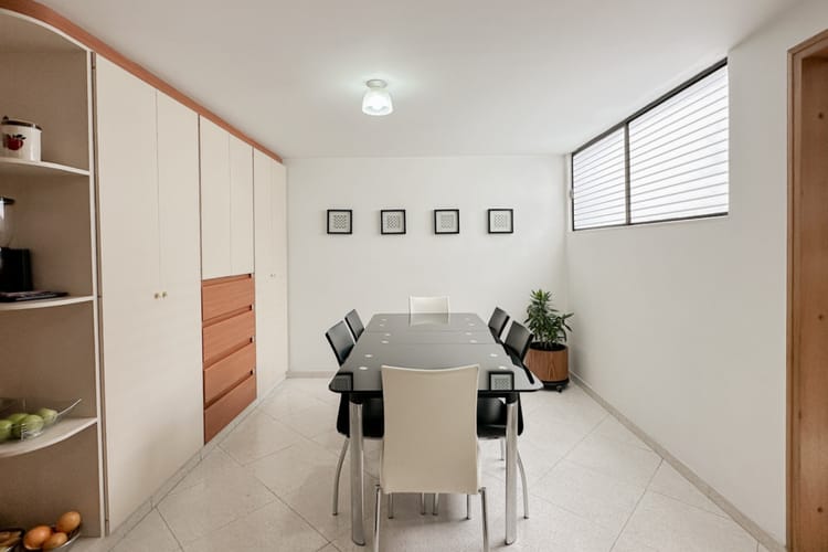 Apartamento de 3 alcobas en venta en Santa Barbara Occidental, Bogotá, 238 m² · foto 9 de 24