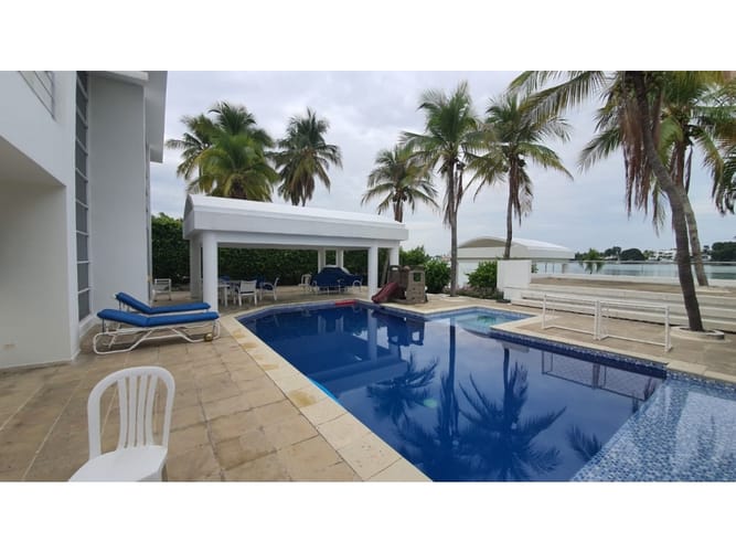 Casa de 5 alcobas en venta en Girardot, Girardot, 449 m² · foto 2 de 9