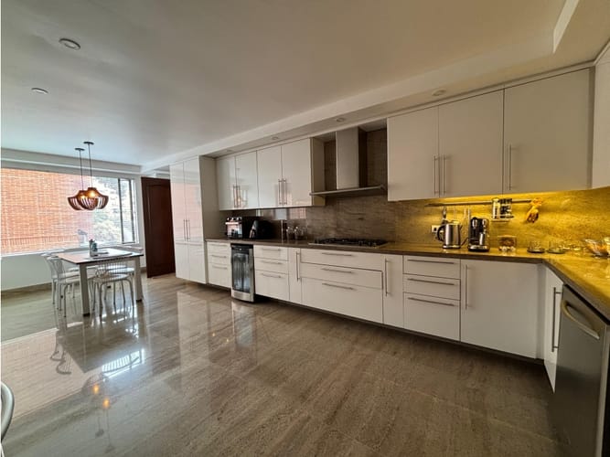 Apartamento de 4 alcobas en venta en Santa Barbara Alta, Bogotá, 400 m² · foto 2 de 24