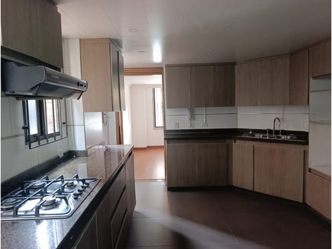 Apartamento de 3 alcobas en venta en La Carolina, Bogotá, 133 m² · foto 2 de 16