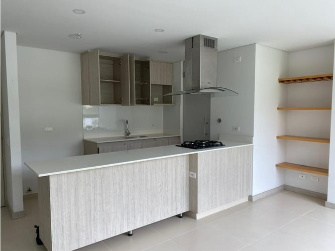 Apartamento de 3 alcobas en arriendo en Loma Del Escobero, Medellín, 80 m² · foto 2 de 9