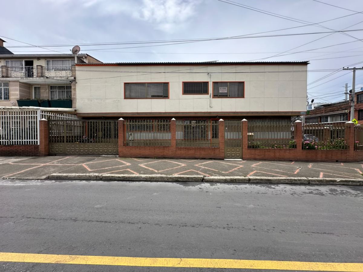 Casa en venta en Engativá, Bogotá · foto 2 de 24