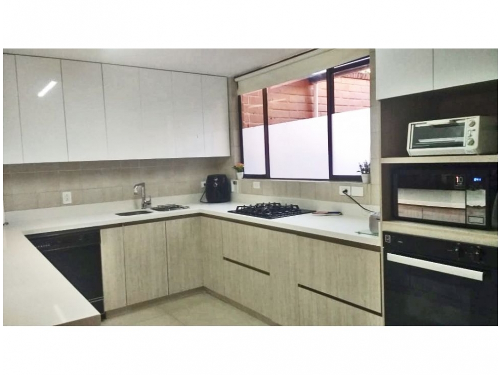 Casa de 4 alcobas en venta en Los Naranjos, Medellín, 302 m² · foto 2 de 24