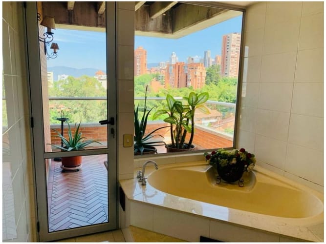Apartamento de 5 alcobas en venta en Loma Benedictinos, Medellín, 238 m² · foto 10 de 24
