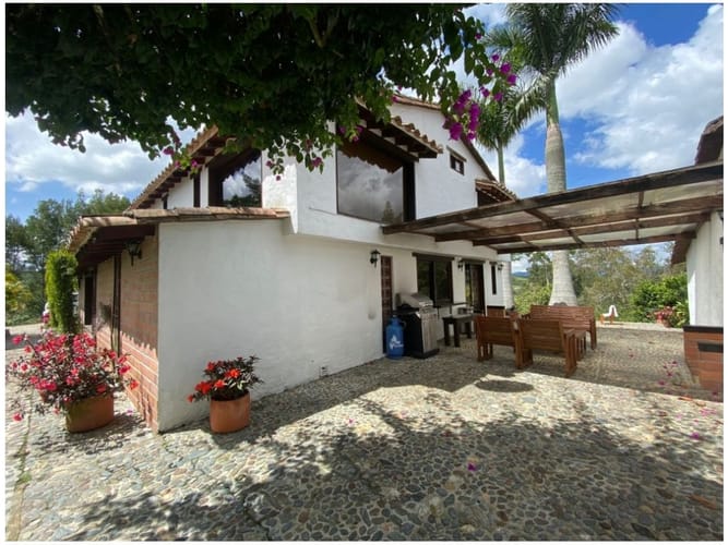 Casa de 5 alcobas en venta en San Antonio De Pereira, El Carmen de Viboral, 330 m² · foto 3 de 20
