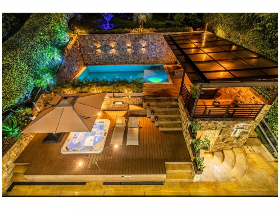 Casa de 3 alcobas en venta en El Poblado, Medellín, 528 m² · foto 2 de 15