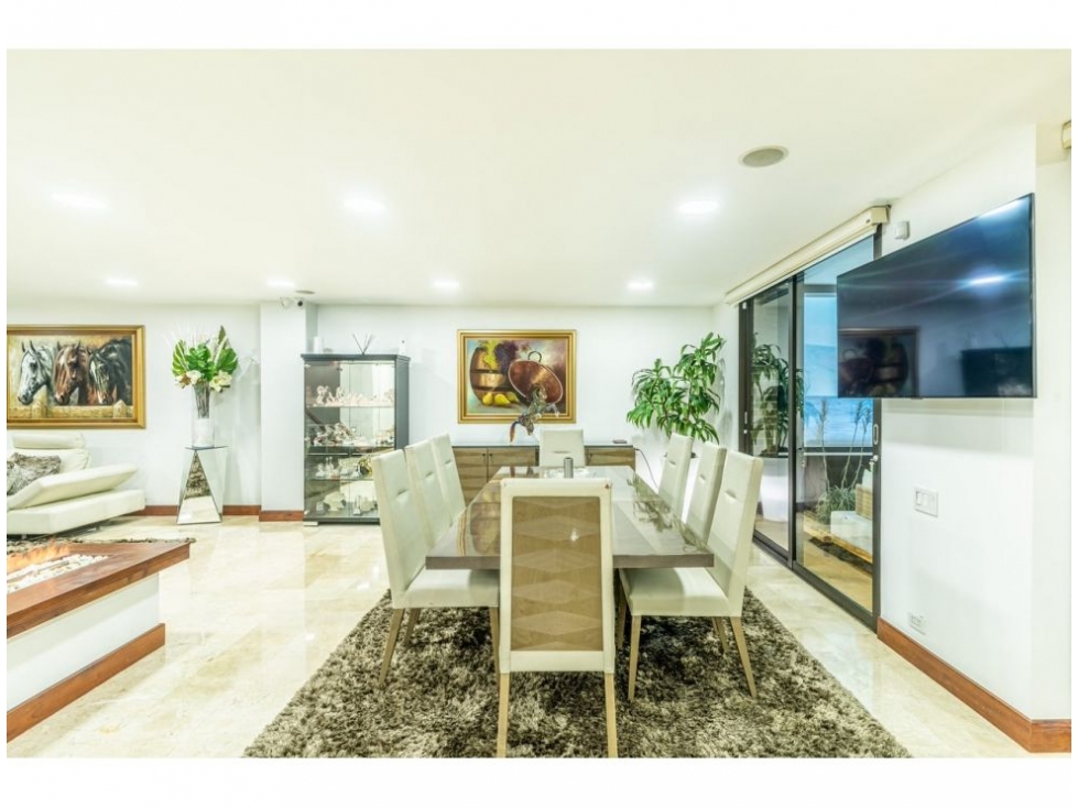 Casa de 3 alcobas en venta en El Poblado, Medellín, 528 m² · foto 3 de 15