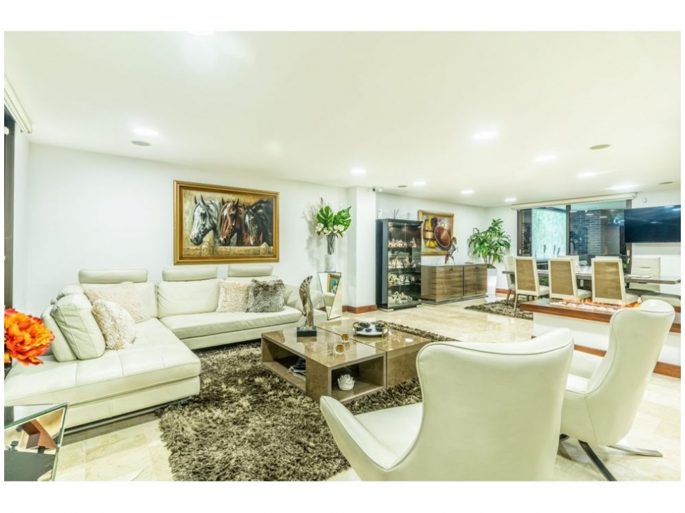 Casa de 3 alcobas en venta en El Poblado, Medellín, 528 m² · foto 4 de 15