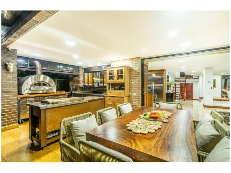 Casa de 3 alcobas en venta en El Poblado, Medellín, 528 m² · foto 13 de 15