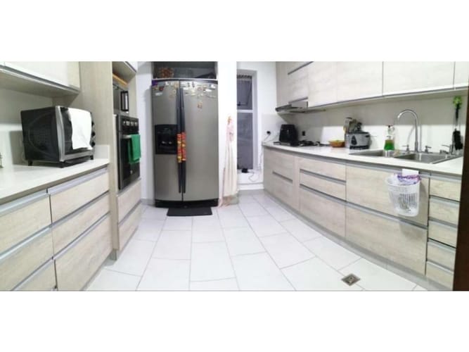 Casa de 4 alcobas en venta en El Poblado, Medellín, 370 m² · foto 3 de 8
