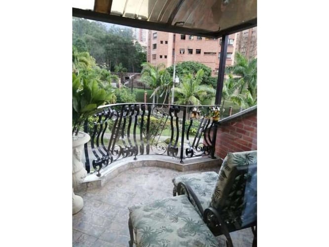 Casa de 4 alcobas en venta en El Poblado, Medellín, 370 m² · foto 5 de 8