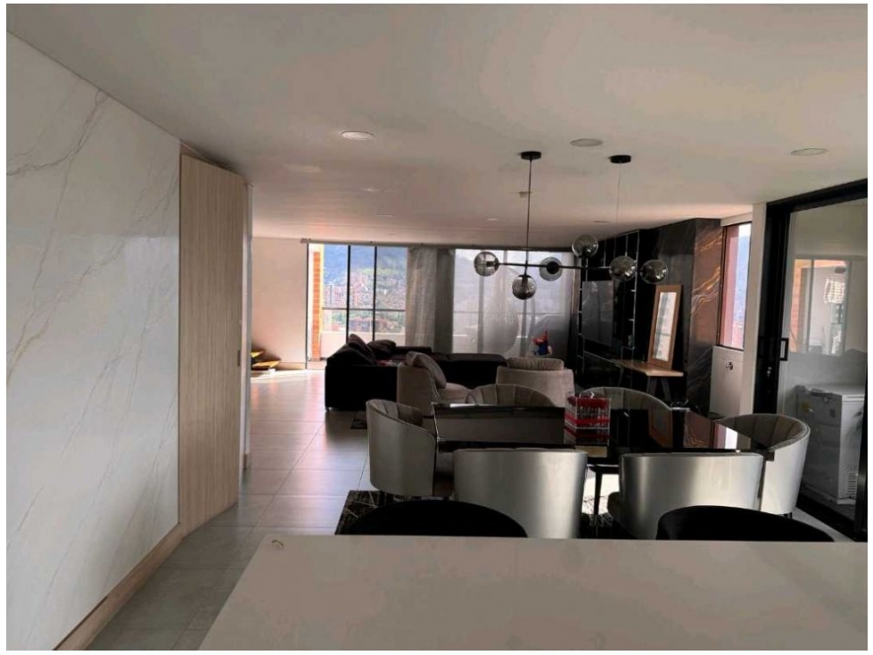 Apartamento de 3 alcobas en venta en Loma Del Esmeraldal, Envigado, 203 m² · foto 2 de 18