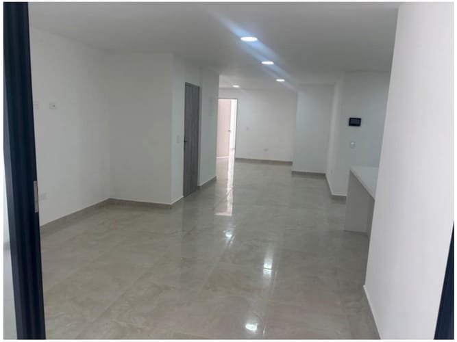 Apartamento de 3 alcobas en venta en La Castellana, Medellín, 1335 m² · foto 6 de 7