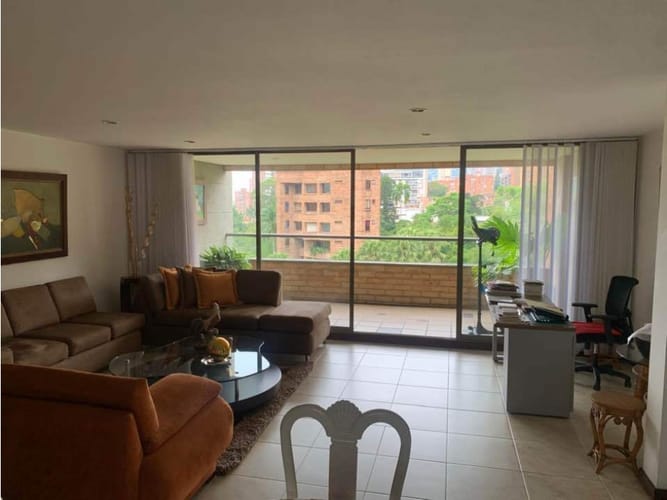 Apartamento de 3 alcobas en venta en Las Lomas, Medellín, 157 m² · foto 2 de 14
