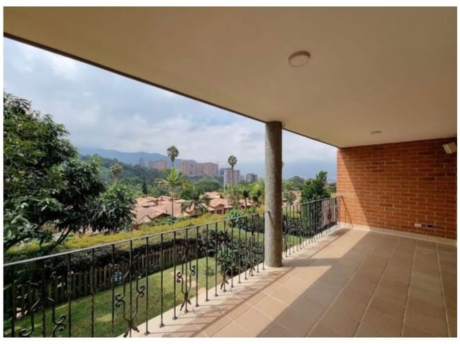 Casa de 4 alcobas en venta en Loma Del Chocho, Envigado, 282 m² · foto 2 de 24