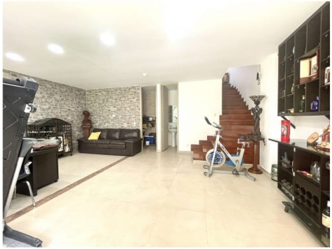 Casa de 3 alcobas en venta en Montessori, Envigado, 286 m² · foto 2 de 15
