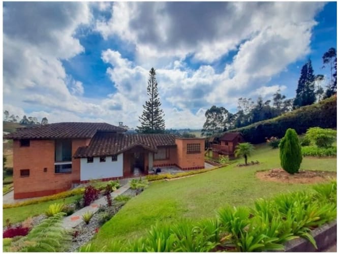 Casa de 3 alcobas en venta en El Carmin, Rionegro, 236 m² · foto 4 de 23