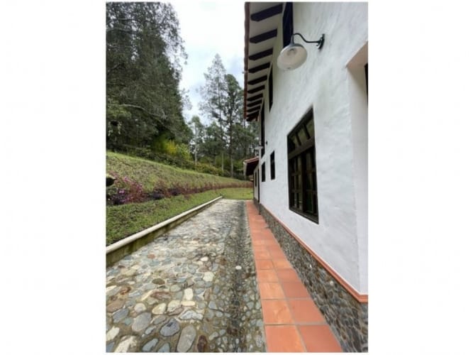 Casa de 3 alcobas en venta en El Salado, Medellín, 289 m² · foto 3 de 24