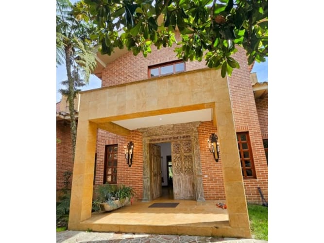 Casa de 4 alcobas en venta en El Poblado, Envigado, 900 m² · foto 2 de 23
