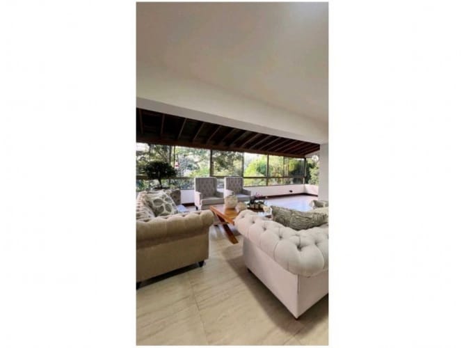 Casa de 6 alcobas en venta en El Poblado, Medellín, 450 m² · foto 2 de 24