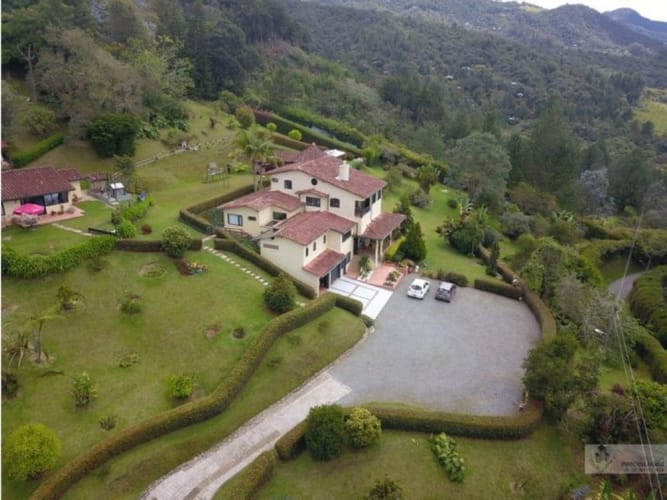 Casa de 5 alcobas en venta en Guamito, La Ceja, 477 m² · foto 2 de 18