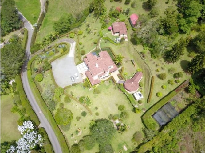 Casa de 5 alcobas en venta en Guamito, La Ceja, 477 m² · foto 3 de 18