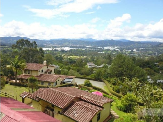 Casa de 5 alcobas en venta en Guamito, La Ceja, 477 m² · foto 4 de 18