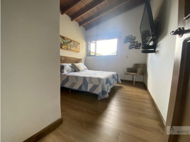 Casa de 5 alcobas en venta en Guamito, La Ceja, 477 m² · foto 12 de 18