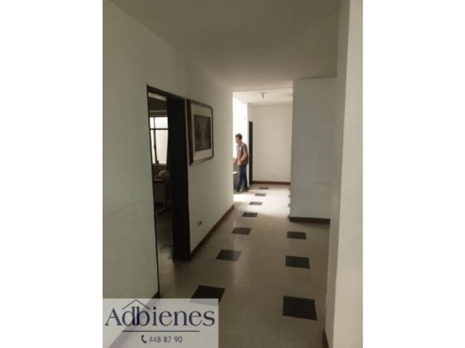Casa de 10 alcobas en venta en Laureles, Medellín, 227 m² · foto 3 de 7