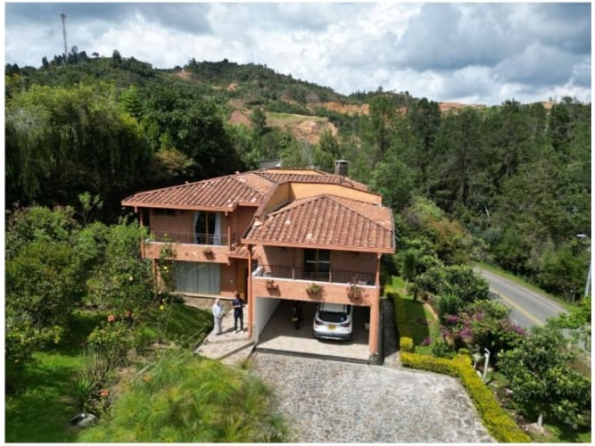 Casa de 3 alcobas en venta en Escobero, Medellín, 436 m² · foto 2 de 20
