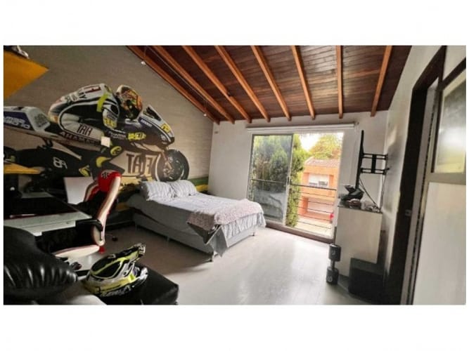 Casa de 4 alcobas en venta en Loma Benedictinos, Envigado, 274 m² · foto 2 de 21