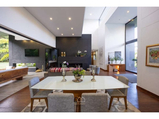 Casa de 4 alcobas en venta en Loma Benedictinos, Envigado, 445 m² · foto 2 de 14