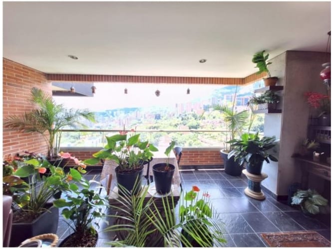 Apartamento de 3 alcobas en venta en El Poblado, Medellín, 210 m² · foto 2 de 24