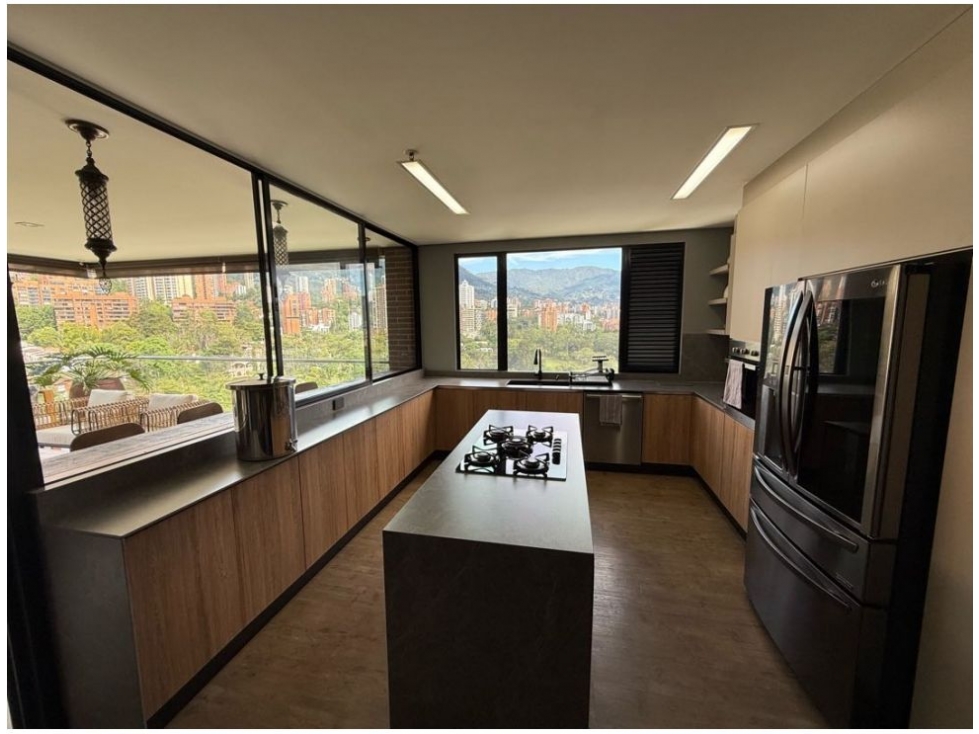 Apartamento de 3 alcobas en venta en El Poblado, Medellín, 330 m² · foto 2 de 17